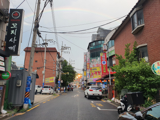 강서구청 먹자골목 안쪽에는 노후한 빌라와 단독주택이 가게와 어우러져 있다.